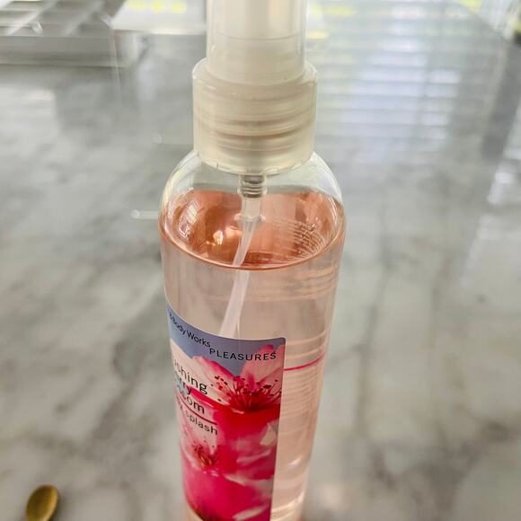 Bath & Body Works Blushing Cherry Blossom Body Splash Spray 99% 8oz Full Size - Picture 2 of 3